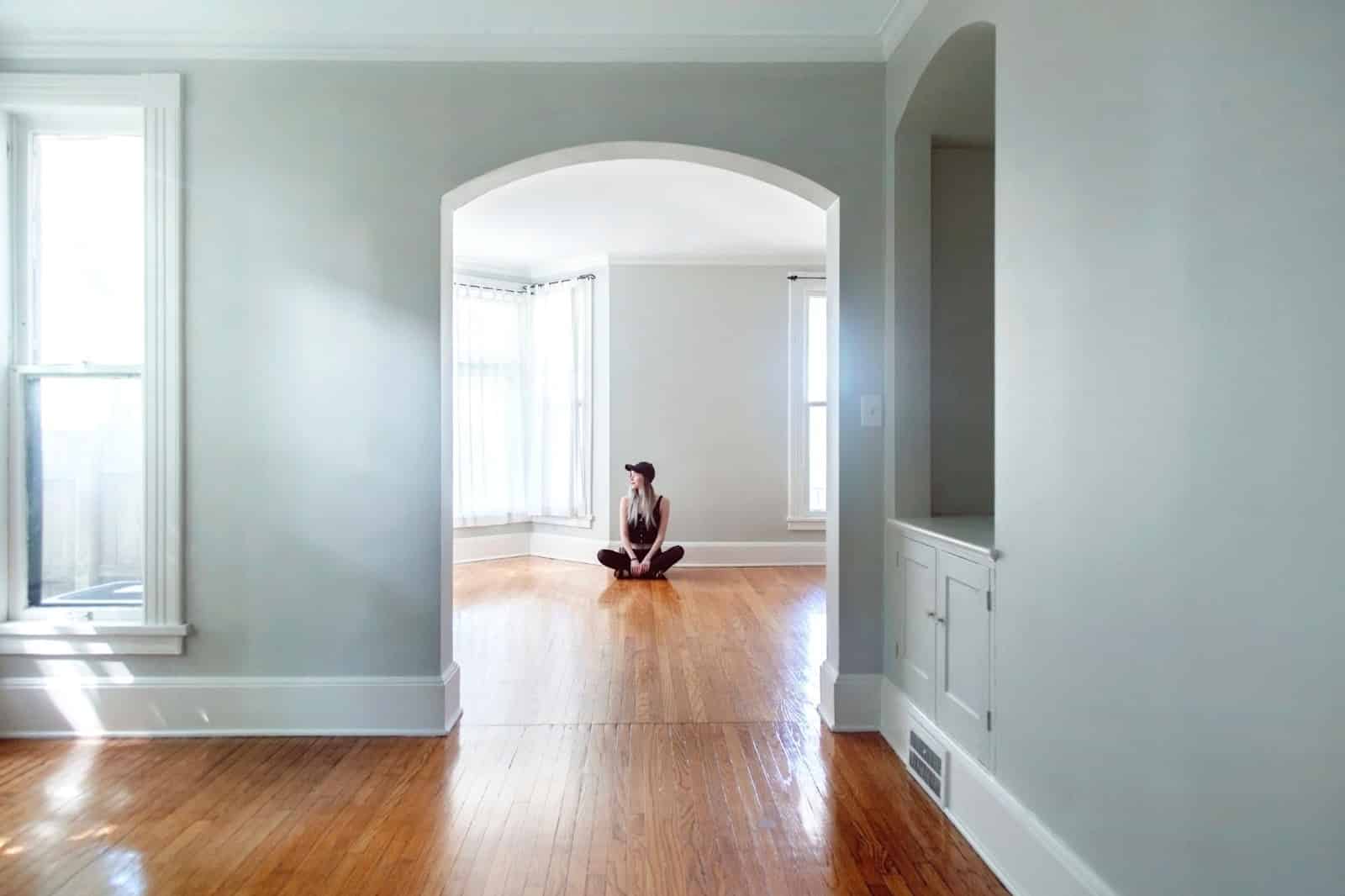 femme seule dans un appartement loué vide et non meublé